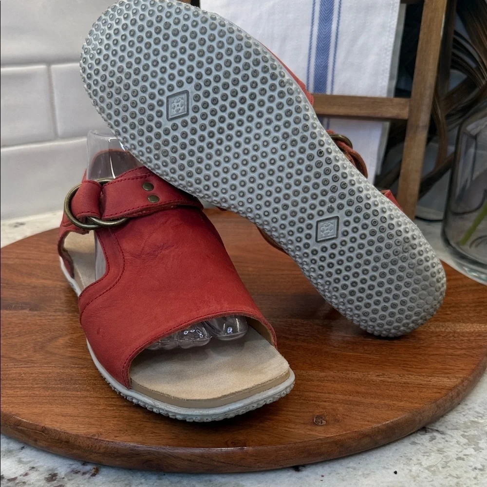 Quoddy W Ring Red Leather Women's Sandals